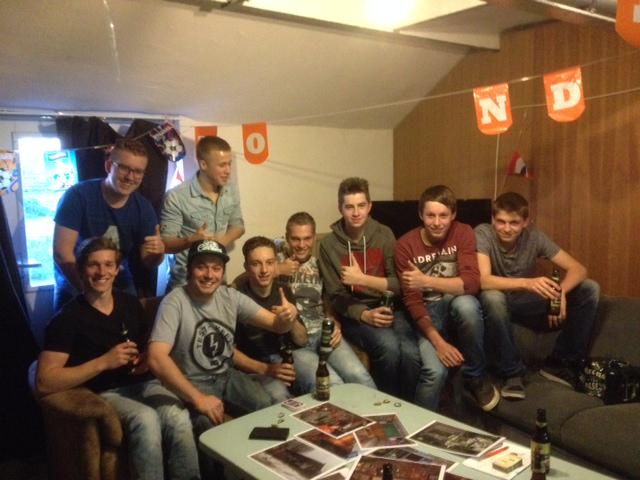 HeijdenAnton's tweet photo. #testjekeet workshop in #meerlo Geen open beleid, een rookverbod en geen sterke drank. #keet  #jongerenwerk #horst http://t.co/gFcuZEpFhB