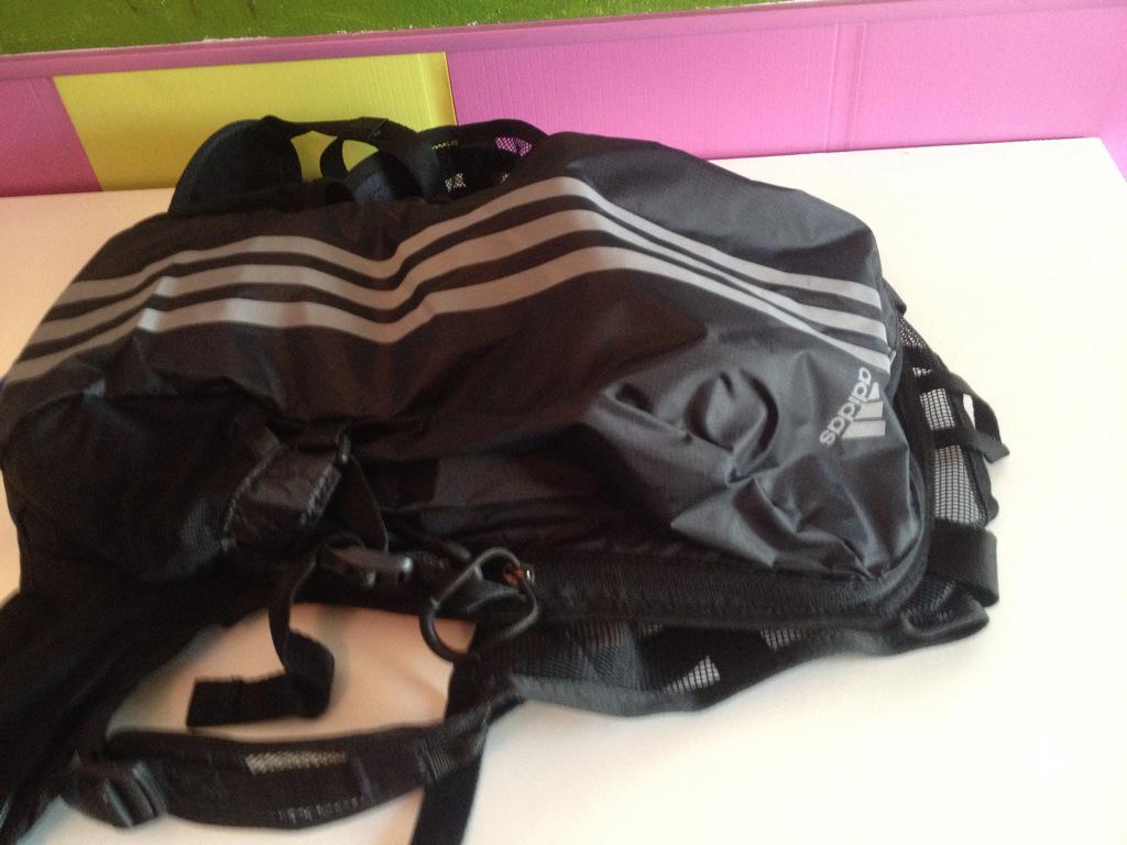 contadordekm's tweet photo. Ya tiene una tirada larga de 18km. HABEMUS mochila @adidas_ES para la #GO4RUN.Tras mi video me la prestaron @DEPORR http://t.co/ibEXaloMo2