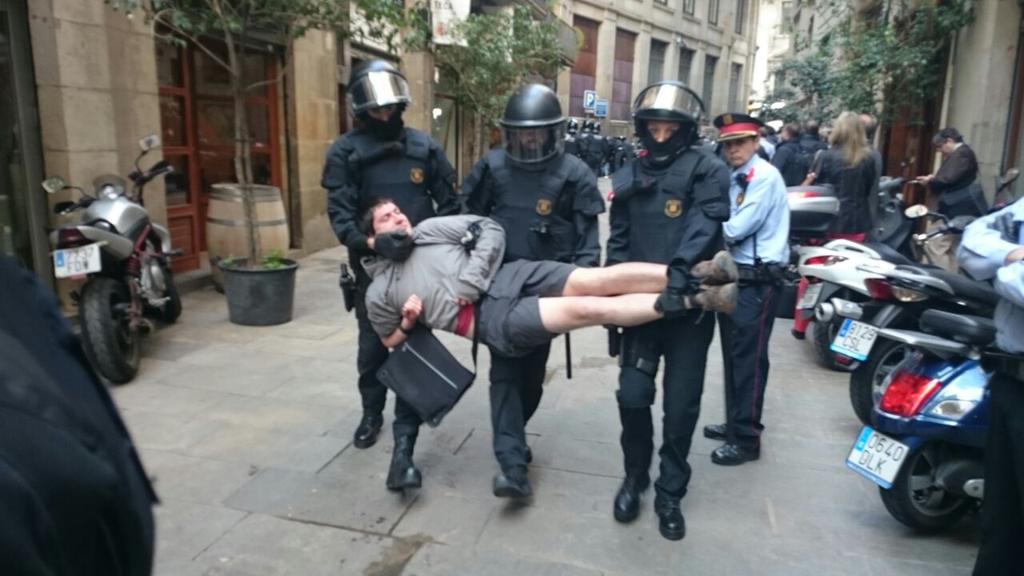 Aquesta és l'actitud de la <a href="/UB_endirecte/">Susie Hampton</a> cap als estudiants concentrats pacíficament a la Secretaria d'Universitats