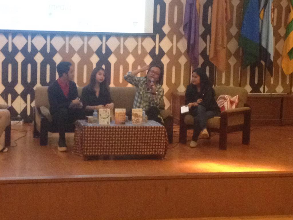 EnterMedia3's tweet photo. Seru banget ngobrolin tentang kepenulisan bareng @moammaremka @clairineclay di @PriceHimaka http://t.co/ipowAu4XL3