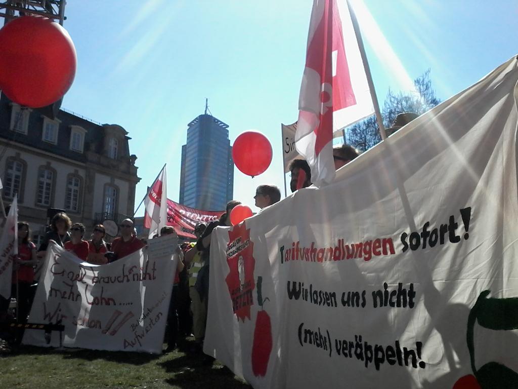 Mohnblume2000's tweet photo. In #Offebach geht der #Tarifkampf im #Sozial - #Erziehungsdienst weiter. Laute rufe: Aufwerten jetzt! @_verdi http://t.co/e0NTzm0LyP