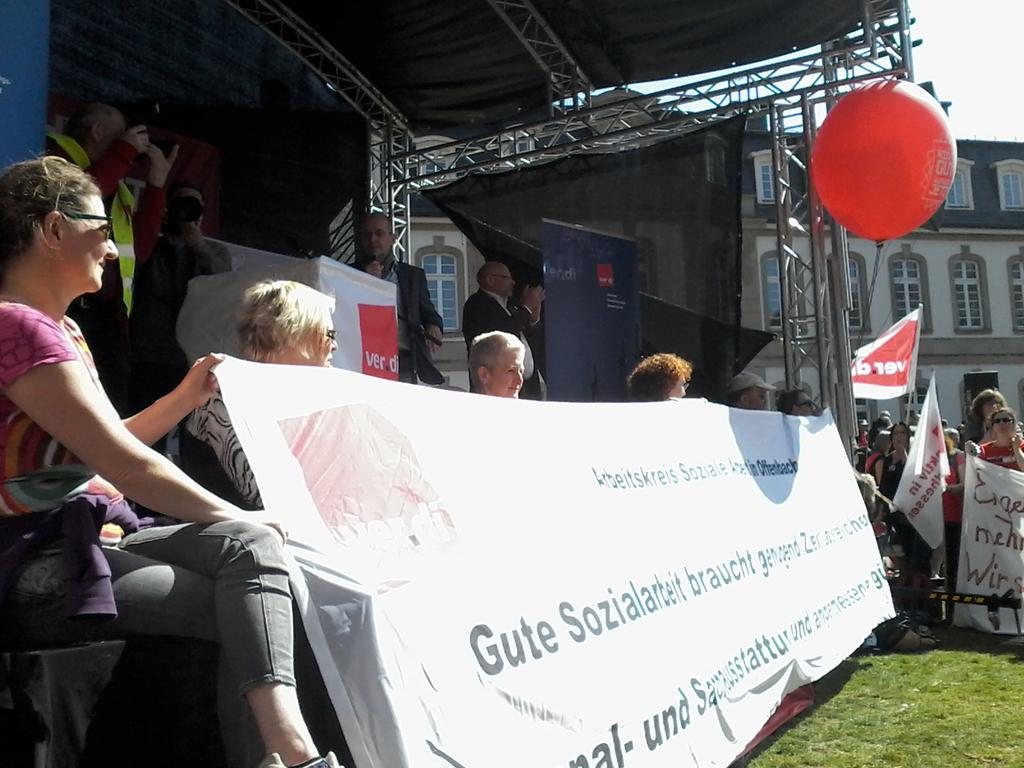 Mohnblume2000's tweet photo. In #Offebach geht der #Tarifkampf im #Sozial - #Erziehungsdienst weiter. Laute rufe: Aufwerten jetzt! @_verdi http://t.co/e0NTzm0LyP