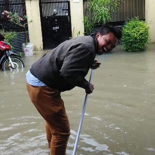 rumseb's tweet photo. Baru tau banjir,jadi girang banget :p RT"@ceritacirebon: Banjir rob air laut ning cangkol..Cc; @rumseb @adyshinyo http://t.co/6hbjSoGvmp"