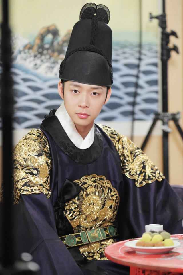 mysekushiboo's tweet photo. Historical OT5
JJ: Military officer
YH: King's Swordsman
YC: Emperor
CM: Soon to be prince
JS: Whatever I'm Mozart http://t.co/G5pyRXuZZr