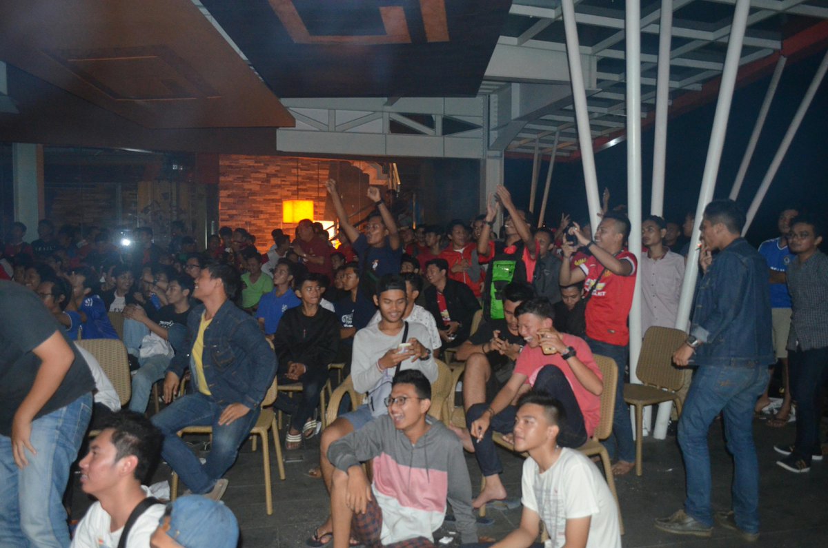Ini pada ngapain ya..goal kick kok pada selebrasi :D #NonbarUICL