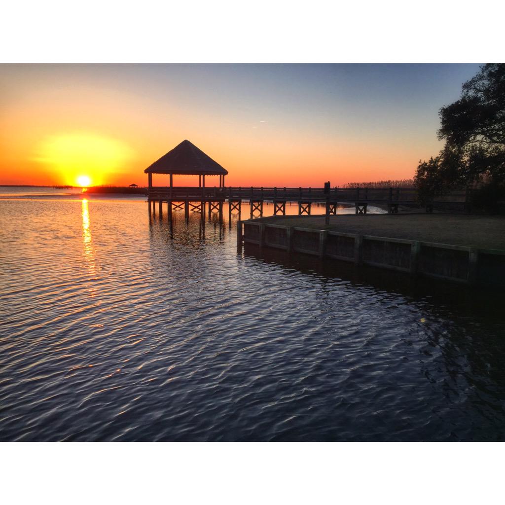 Just another epic #nuclearsunset over #CurrituckSound #obxsunset #outerbankssunset #outerbanksphotography