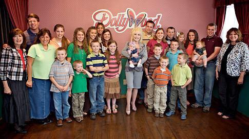 19 Kids And Counting على X: "Throw back to when the Duggars meet Dolly  Parton 🎉 #19kidsandcounting http://t.co/AmrBbmkbBP" / X