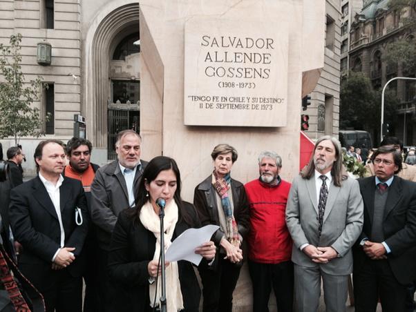 adeurresti's tweet photo. #AniversarioPS En Monumento a Pdte Salvador Allende @iallendebussi @jplchile @prensaPS http://t.co/OxnlPXGzmY
