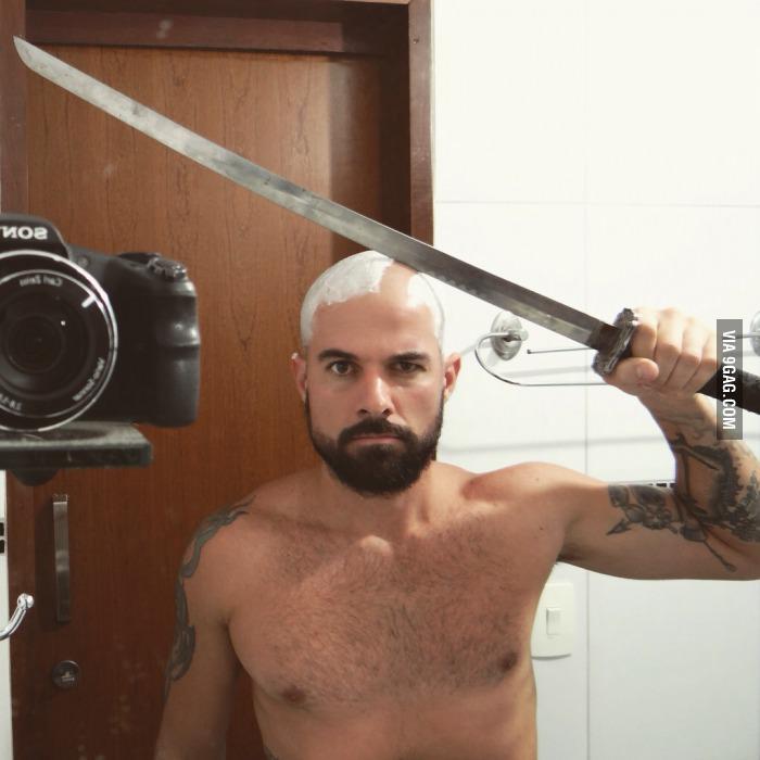 9GAG's tweet photo. How a real man shaves http://t.co/p3zbPrtd8R http://t.co/xvSYm3fxPJ
