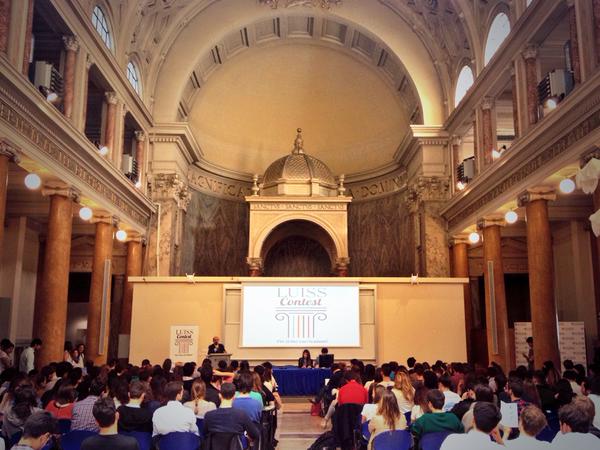 RadioLuiss's tweet photo. Presentazione del progetto @LuissContest in un'aula chiesa gremita. #studentiluiss @UniLUISS @Giannilostorto http://t.co/1rYSGIXFc0