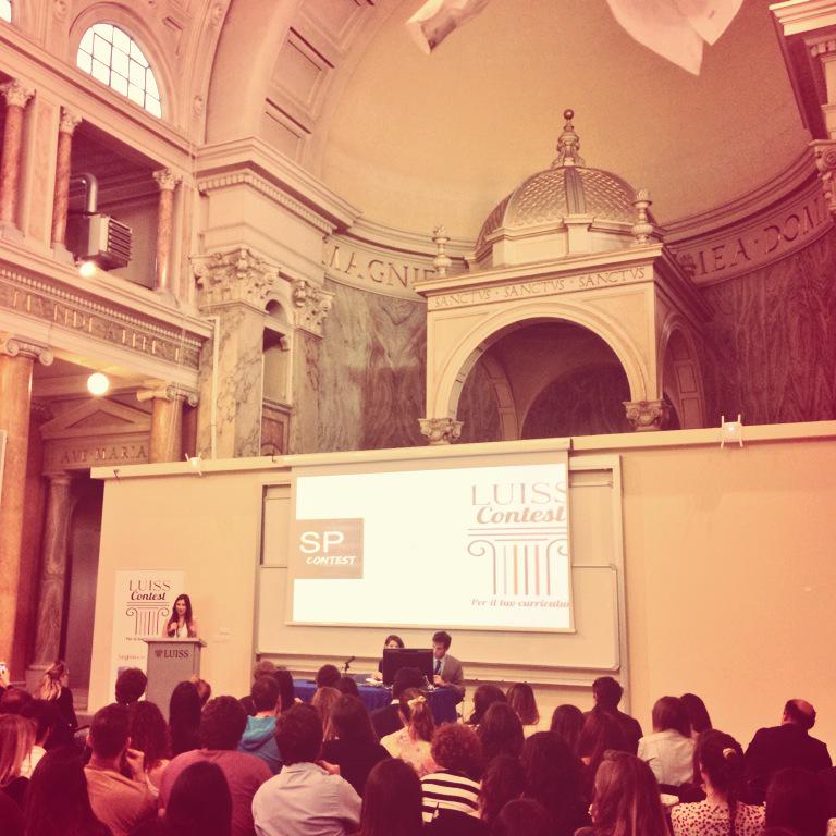 FoscoRiani's tweet photo. Bella e brava @FedeFabiani presenta @LuissContest ad un'Aula Chiesa @UniLUISS piena di #studentiLUISS ! http://t.co/dkPcNt9Wz1