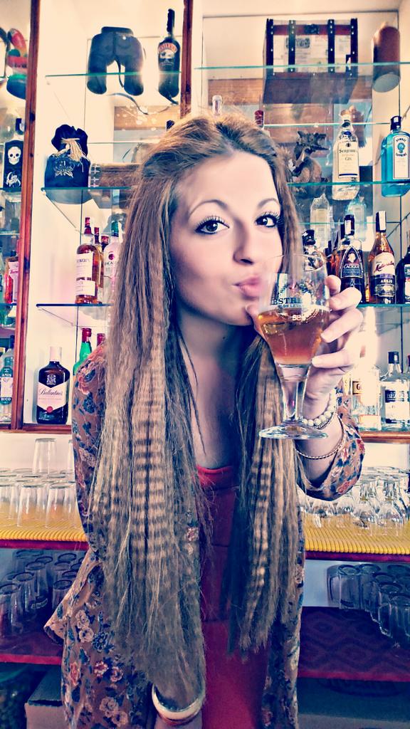 AlexxandraPanda's tweet photo. Una cerveza por cara sonrisa. http://t.co/kmsRk29XL8