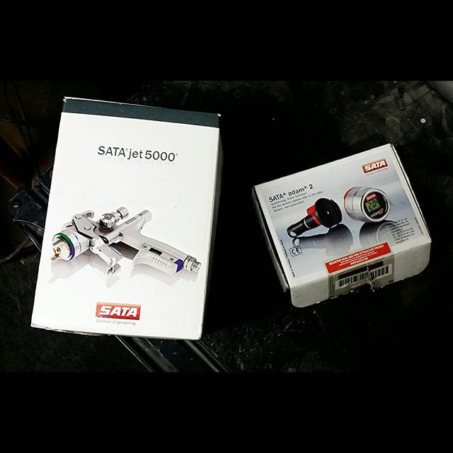 SATA_DanAm's tweet photo. These are the tools of the trade today. Is it time to upgrade your gun? #Sata #painthuffers #paintbooth #refinishlife http://t.co/jMbInPKC4H