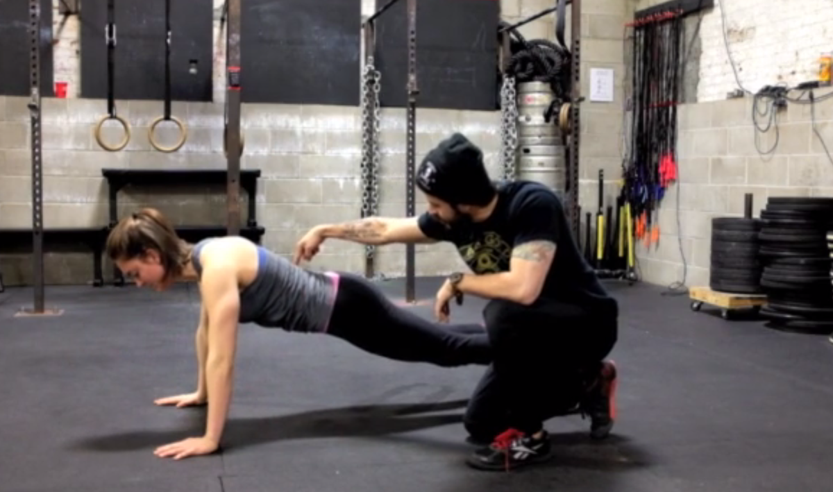 ITACrossFit's tweet photo. VIDEO: How to fix common problems with the push-up http://t.co/6sH5oSTVJ4 @BreakingMuscle @AgainFaster http://t.co/2xr3VBByS7
