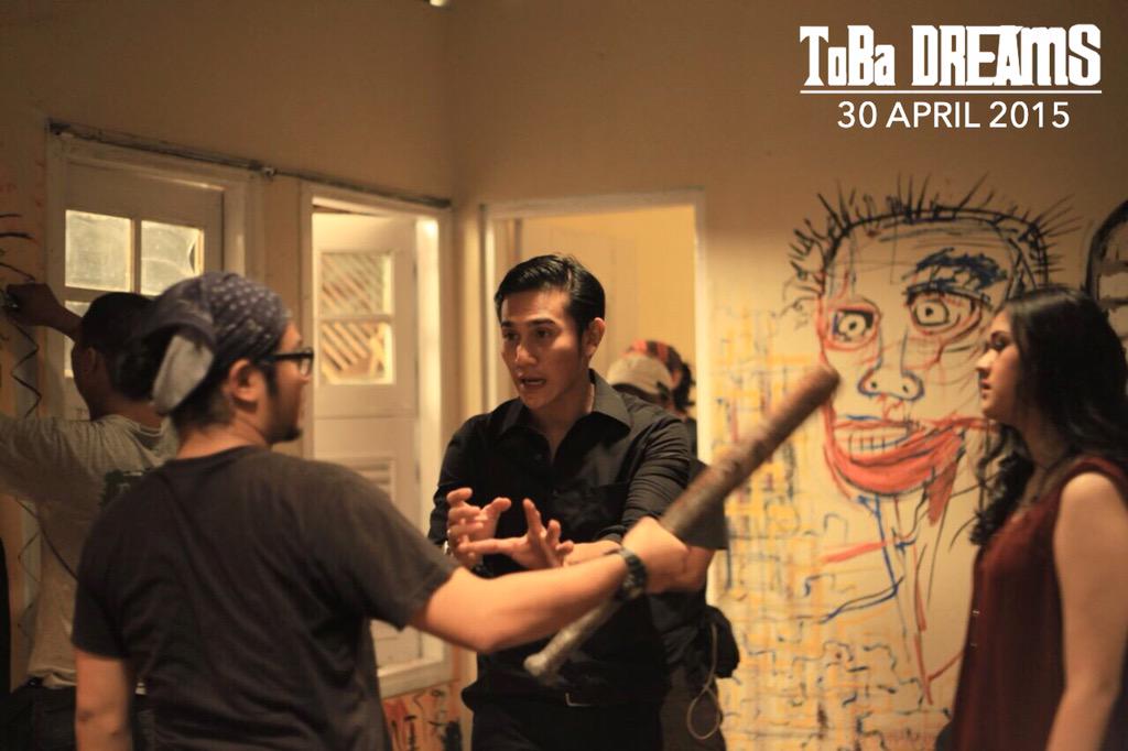Petikan_Film's tweet photo. Behind The Scene @_VinoGBastian @palomakasia dlm film @ToBaDreamsFilm yg #BAKALTAYANG 30 April 2015. cc:@RamonYTungka http://t.co/QoAzaZlcXd