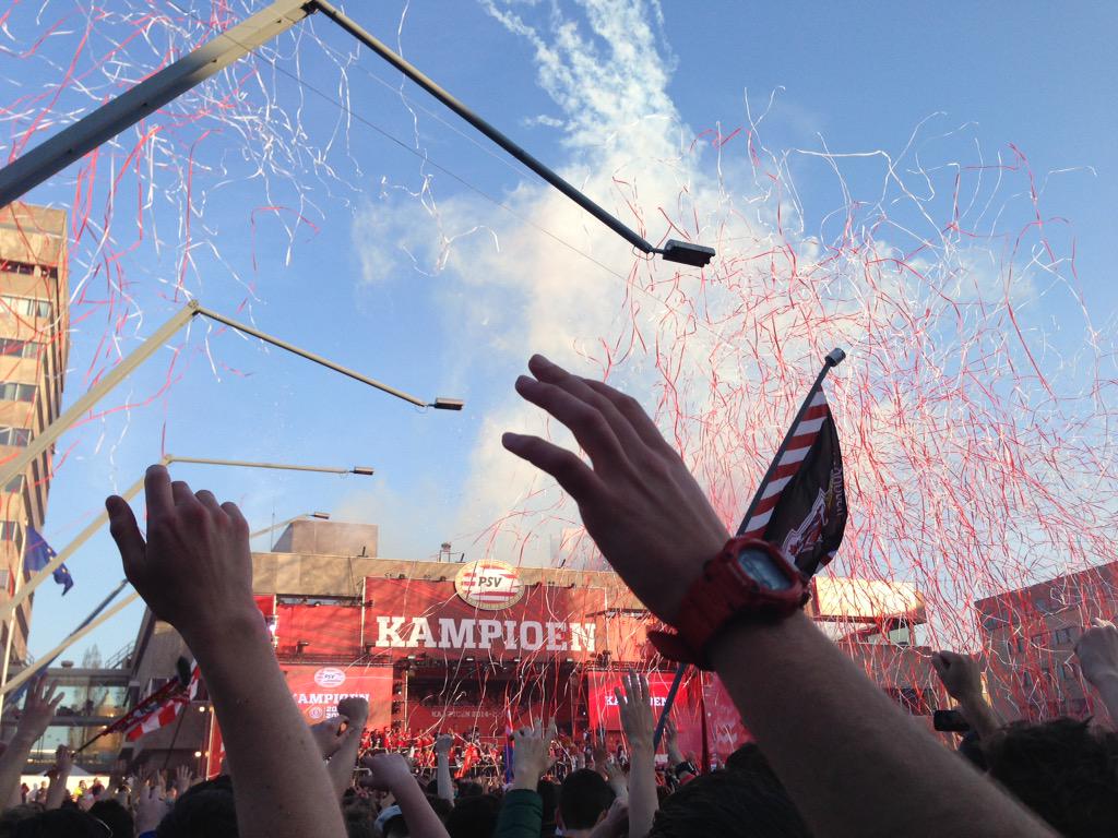 Natuurlijk waren wij erbij! Gefeliciteerd jongens! #PSVkampioen No hard feelings <a href="/CityBoxAdamZuid/">City Box A'dam Zuid</a> @cityboxrdamfeij?