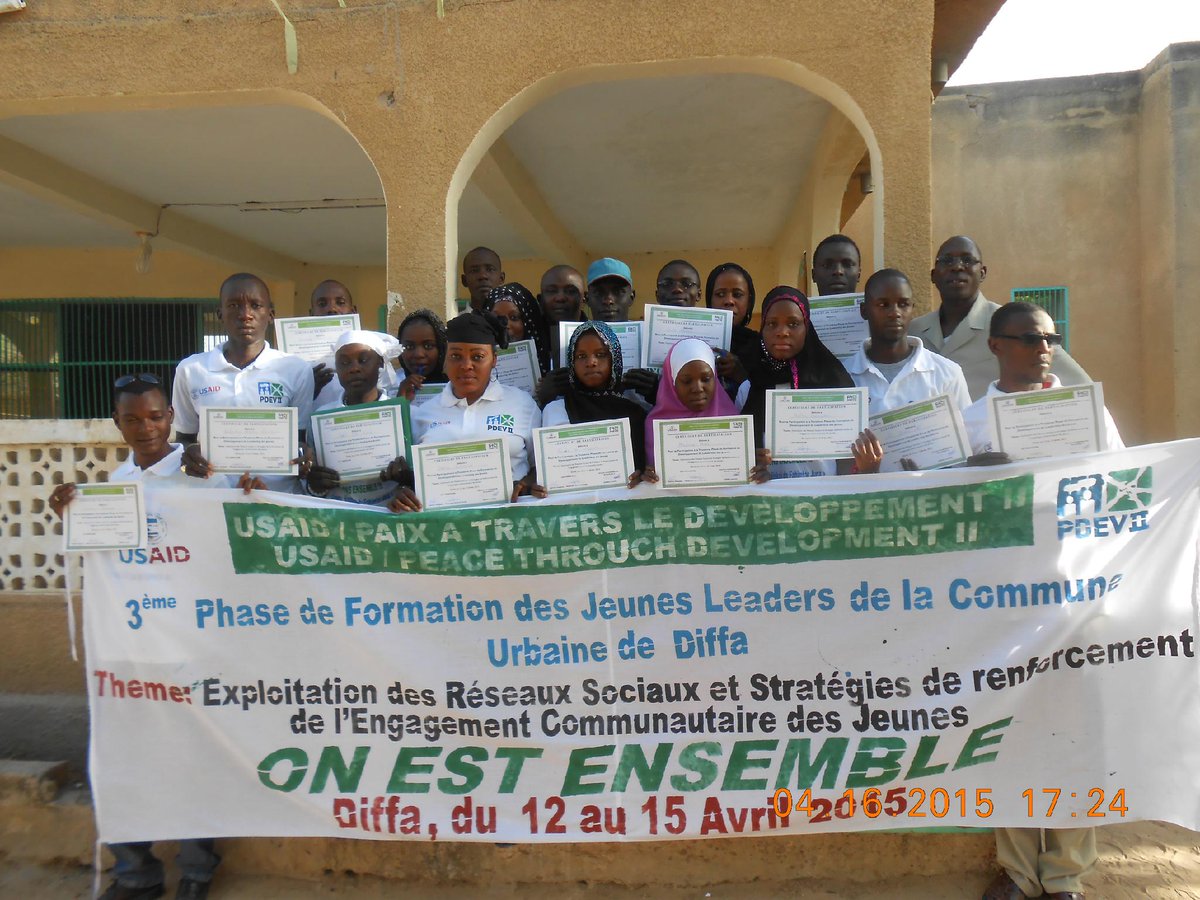 GLaminou's tweet photo. la #PAIX revenue, les #JeunesLeaders de #Diffa en fin de formation le 15 avril 2015 avec l'appui du #PDEV2. http://t.co/fiUSwlpbmY