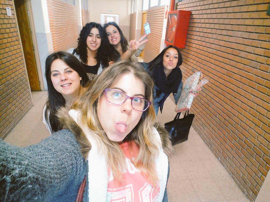macaJRod's tweet photo. Por más días así en la Uni ❤️✌️Chicas ❤️💜 http://t.co/cNQBsmZU3F