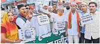 MuslimManch's tweet photo. @ANI_news मुस्लिम राष्ट्रीय मंच छत्तीसगढ़  ने अलगाववादी नेता मस्सरत आलम का सर कलम कर भेजा पाकिस्तान उच्चायोग http://t.co/0eWINujsBC