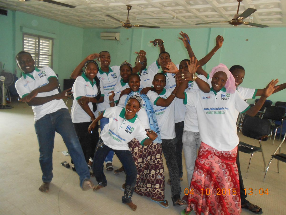 GLaminou's tweet photo. Avec l'appui du #PDEV2, les artisants de la #Paix de la troupe #TP de #Diffa en #Perfectionnement du 8 -11 avril 2015 http://t.co/KBMpVifORt