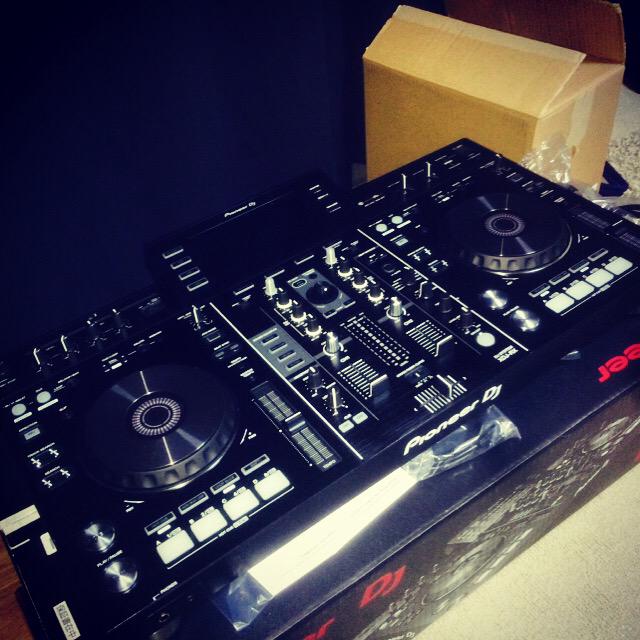 dj_kazuhiy's tweet image. 到着後11日目にしてやっと開封。
しかし！古い機材を処分しないと置く場所がないw

#dj #djsystem #dj機器 #Pioneer #PioneerDJ #xdjrx