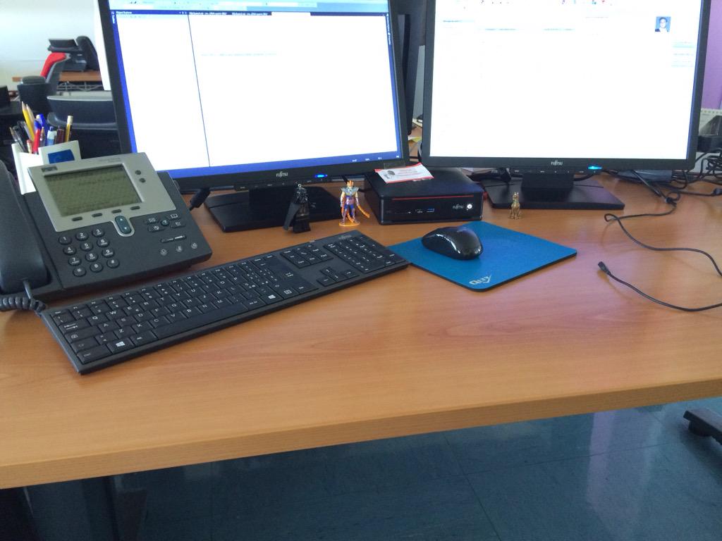 VinzParini's tweet photo. @ValerioParini My office ... Con tanto di Darth Vader, Phoenix e Scooby Doo !! http://t.co/YuYKeAl69p