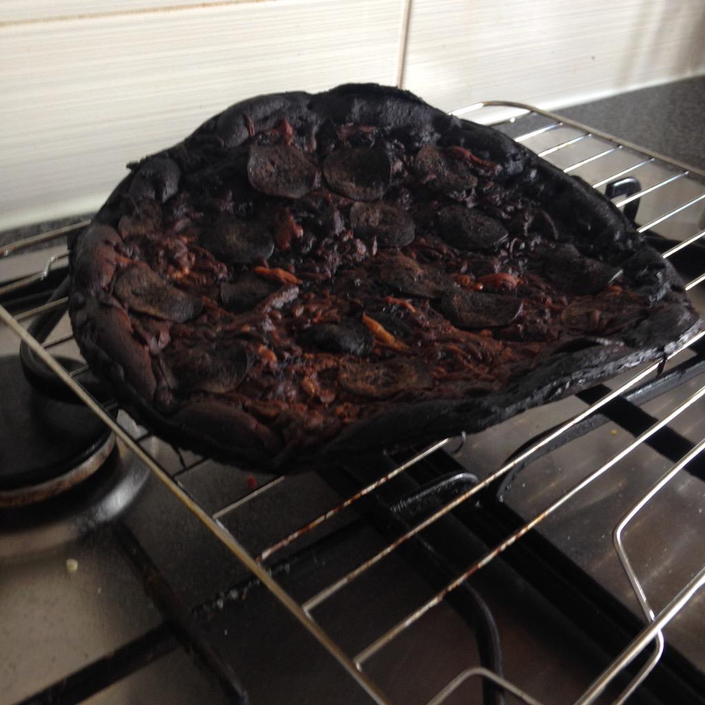 HarrisonGamble's tweet image. @DeuceBeGoinIn His pizza 'Be Goin In' for too long ..... @_NeilWatson_5 #Flat3 #SmokeAlert