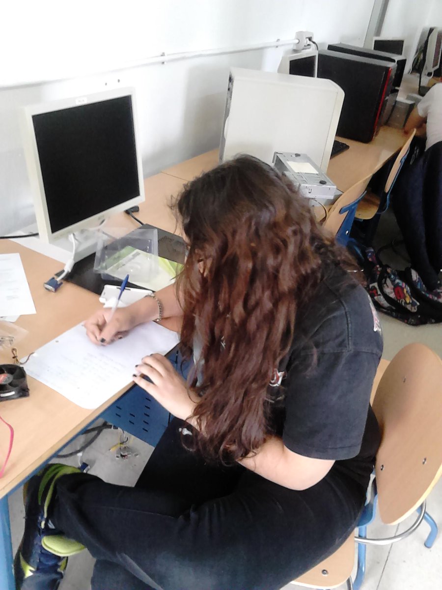 EliteWare2015's tweet photo. Servidora, la CM de esta empresa, también hecha una mano! ></ http://t.co/5WlAt2N499