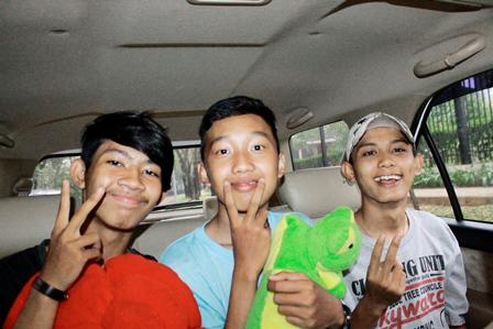 MFazryRamdani's tweet photo. Sok imut. w/ @Andi_Rizkii @randyrandot_ http://t.co/a0xI35jac1
