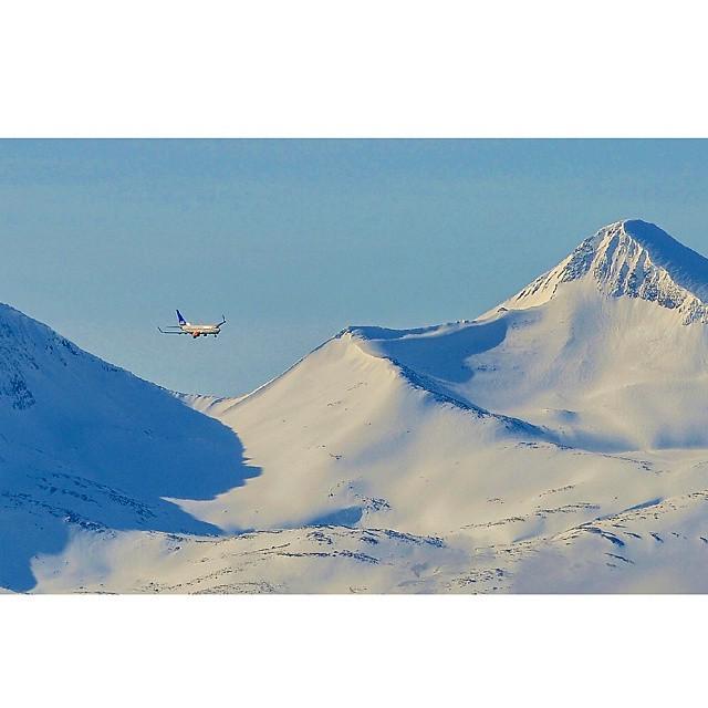 NorwayInstagram's tweet photo. Formiddagsflyet fra Oslo har startet innflyging mot Molde. Passerer her  fjellene i Vestnes. Toppen til høyre er Ys… http://t.co/fLhCAFmzYA