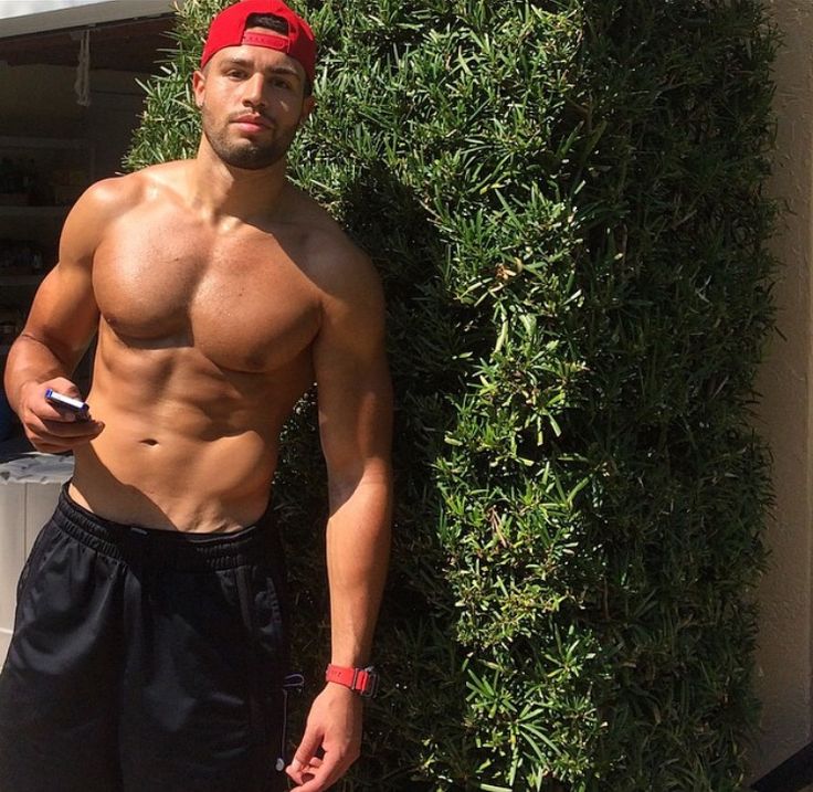 Grindr's tweet photo. Zero Feet Away. #Grindr #GrindrXtra http://t.co/Dnq8SD6dRe