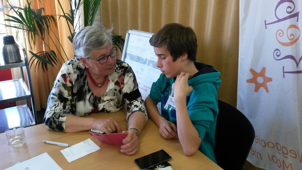 Thijs <a href="/liemerscollege/">Liemers College</a> <a href="/Zevenaar/">Gemeente Zevenaar</a> ziet er goed op toe dat mevrouw alles te weten komt over haar mobiel! 👍