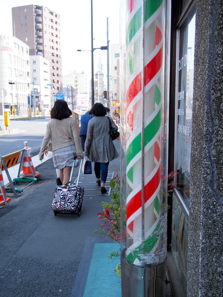 旅とくらし東京めぐり：荒川区南千住エリアで、めずらしい赤・白・緑の