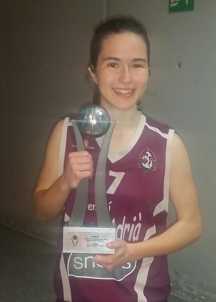 FemSantAdria's tweet photo. Les Maresmenques @laurapenyi i @ArolaAnna es proclamen campiones de Catalunya Junior amb el Femení Sant Adrià http://t.co/0wldN9l8Cn