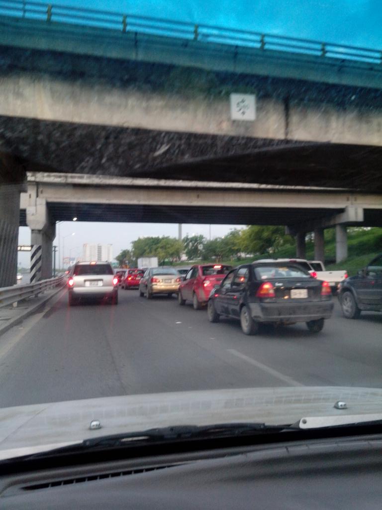 jordyMo's tweet photo. @CocolochoPayaso payachito estoy bien atorado en el trafico..saludos http://t.co/Ccc6EbnAaD