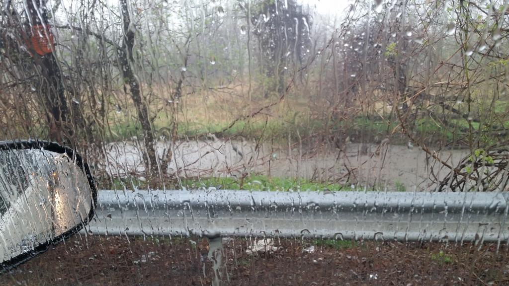 Hamletgarcia17's tweet photo. Heavy #rain small #creek overflow #spring #Storm drive safe  #philly http://t.co/saithp7Zz4