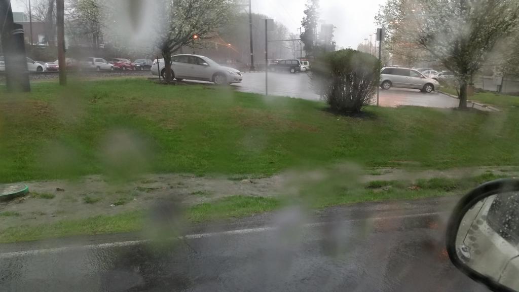 Hamletgarcia17's tweet photo. Heavy #rain small #creek overflow #spring #Storm drive safe  #philly http://t.co/saithp7Zz4