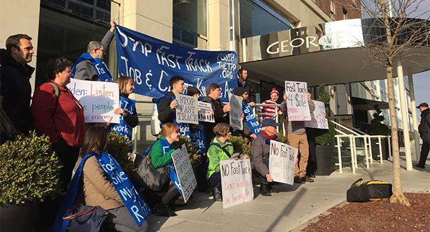 EconomyInCrisis's tweet photo. Senator Wyden Greeted by Protesters at Home: http://t.co/O4avtkQnnW #NoTPP #FightFastTrack http://t.co/SFDKRkJVPB