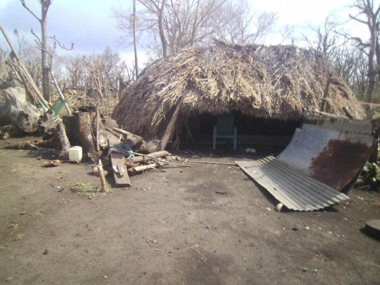 Keep a traditional hurricane-proof house #TCPAM #Vanuatu @ShelterCluster #VanuatuDailyPost #AnitaRoberts