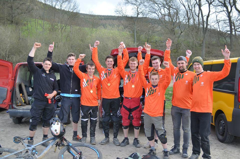 UoNSCC's tweet photo. This is what @UniofNottingham and @UoNSport goldmedal downhill team look like #individualgold #teamgold #greenandgold http://t.co/FfeVS6zQSV