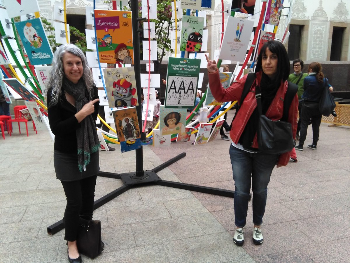 AucaDigital's tweet photo. Nuestras autoras @LourdesCorberaB  y Sónia Hidalgo con sus cuentos en #MonLlibre15 @Peix_de_colors http://t.co/8IOKUigxTn