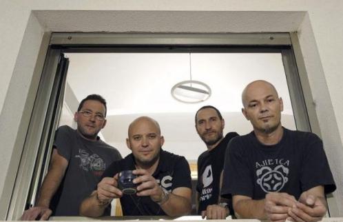 larazon_es's tweet photo. La célebre canción «20 de abril del 90» cumple un cuarto de siglo de melancolía http://t.co/9jqEDoWsjW #20deAbril http://t.co/ic2cjVA4yH
