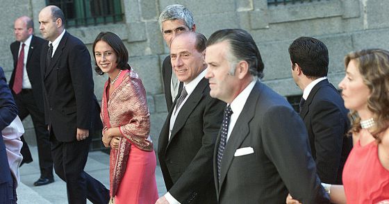 el_pais's tweet photo. Trueba http://t.co/7HNdn1uMOu "La boda de la hija de Aznar sigue regalando fotos que ilustran la historia de un país" http://t.co/eKhNEEkfjl