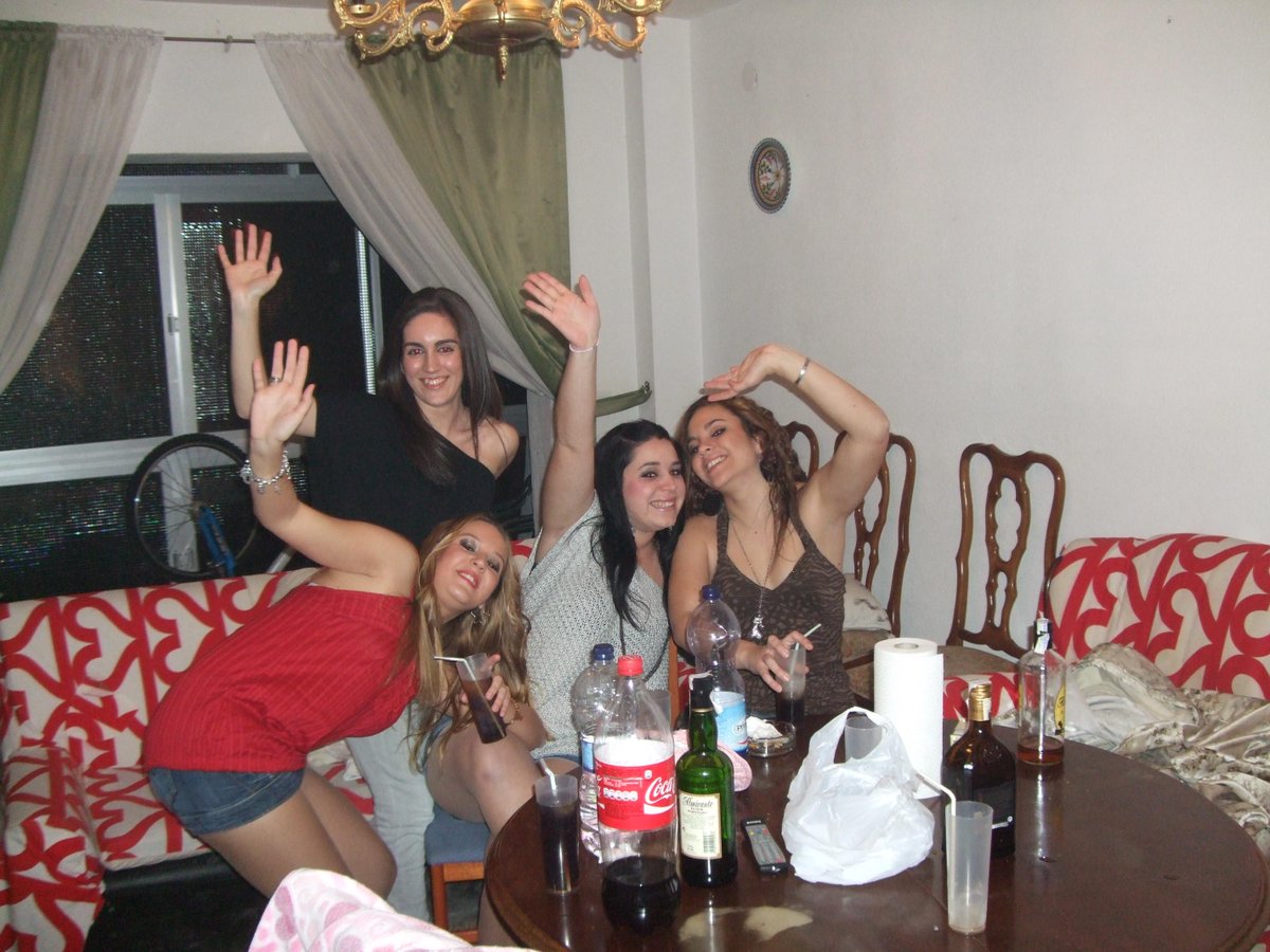 VeronicaRoGa's tweet photo. hasta nunqui !!! @lauracasausj  @Patriiissiiiaaa  @EvaSanchez2189  @mariaroldanlu http://t.co/POavV8IqOx