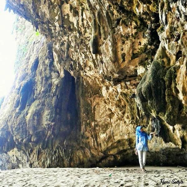 LintasKebumen's tweet photo. [PHOTO] Pantai Karang Penganten, pantai kecil bergoa dan berstalaktit aktif :D. Kiriman @heniset :D #VisitKebumen2015 http://t.co/LdMfgmixDN