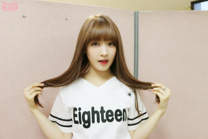 SornTHfanbase's tweet photo. [Official Fan Cafe] 2015.04.17 #CLC #SeungHee @ KBS Music Bank #C_Diary
"โอลีดเดอร์ที่ดูเหมือนน้องเล็ก♥" http://t.co/SUUfQiIvWk