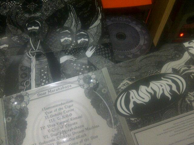 Invictus_Merch's tweet image. Ini band nyebeli tapi bikin seneng jadi jatuh cinta #np #((Auman)) #Suarmarabahaya