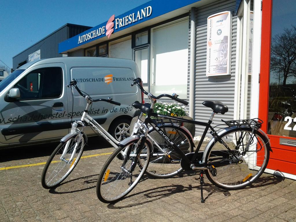 Autoschade Friesland beschikt ook over 2 leen fietsen.