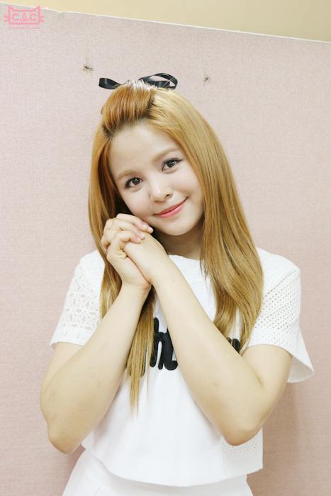 SornTHfanbase's tweet photo. [Official Fan Cafe] 2015.04.17 #CLC #Sorn @ KBS Music Bank #C_Diary
"ฉันชอบโอป้า~ มาเต้นท่าพอยท์กัน!" http://t.co/neGzRFurXp