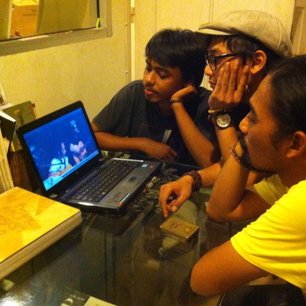 Sedang Nobar rerun peluncuran LP #DosaKotaKenangan di <a href="/StoneBizID/">StoneBiz.co.id</a> stonebiz.co.id/live-streaming